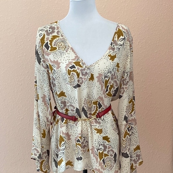 Boho Blouse w Bell Sleeves - Picture 3 of 13